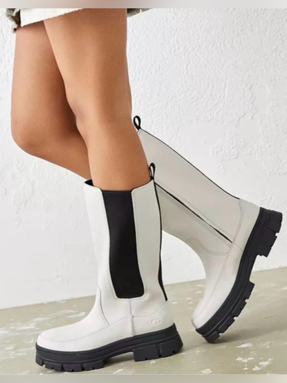 UGG Ashton High Chelsea Boots White Leather with Black Elastic Panels Size 8